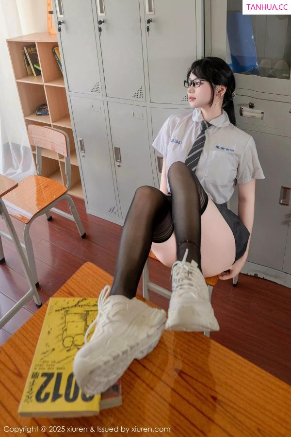   [XiuRen]高清写真图 2025.07.10 No.10530 汐汐爱吃草莓 学妹服饰第8张图片